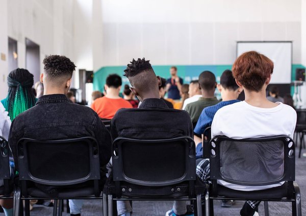Quels sont les enseignements et les cours proposés par les lycées et écoles privées à Paris ?